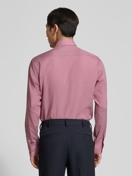 Männermodel trägt Regular Fit Business-Hemd mit Kentkragen van ETERNA, lyocellmix met katoen, borstzak, donkerroze, rugaanzicht, ganzkörperansicht rückansicht.
