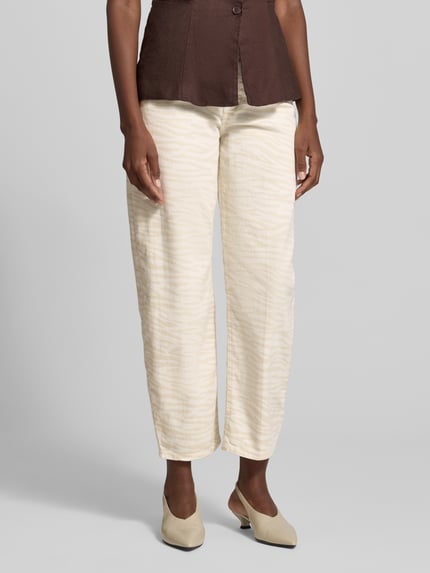 Vrouwenmodel draagt Barrel fit jeans met animal-print model 'Mari Clear Zebra' van OPUS PANTS, katoenmix met stretch, frontale lichaamsopname.