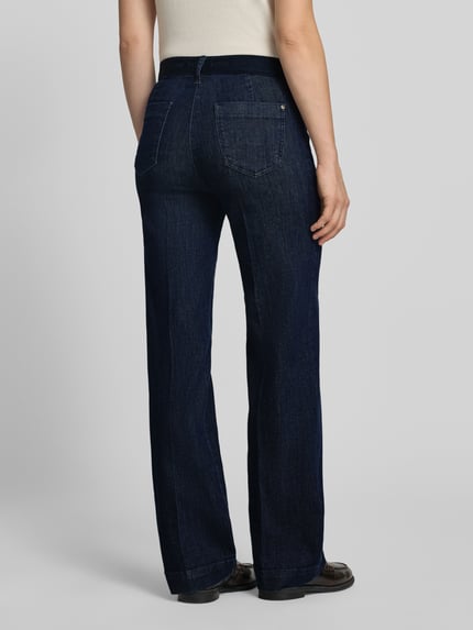 Vrouwenmodel draagt donkere wide fit jeans uit mix van katoen en lyocell, Wide Fit Jeans aus Baumwoll-Lyocell-Mix Modell 'Jenny' van TONI, dames wide & loose fit jeans, volledig achteraanzicht.