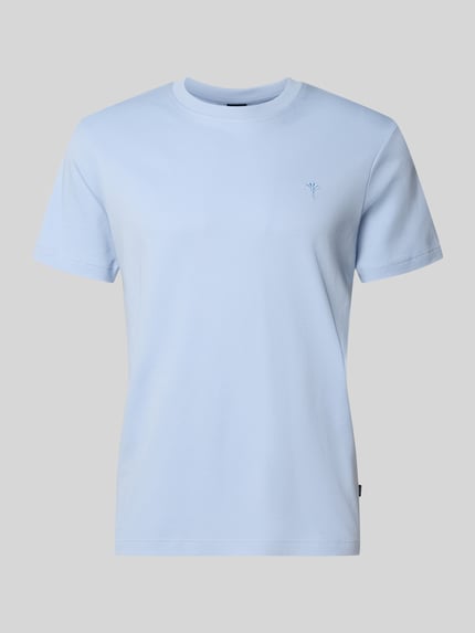 Produktfoto, hellblaues Herren T-Shirt mit Logo-Stitching Modell 'Priamo' von JOOP! Collection aus Reiner Baumwolle, Gerader-Schnitt, Rundhalsausschnitt, Rückenlänge 69 cm bei Größe M, glatte Oberfläche
