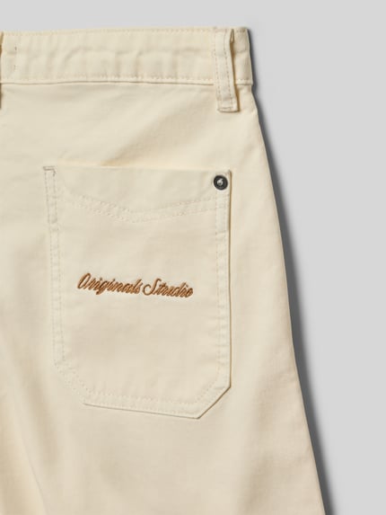 Produktfoto, Bermudas mit Eingrifftaschen Modell 'OWEN' von Jack & Jones aus reiner Baumwolle in Beige, glatte Textur, Relaxed Fit, Detailaufnahme.
