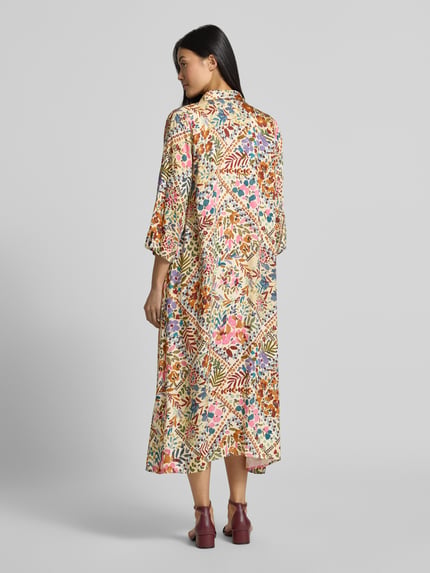 Frauenmodel trägt Hemdblusenkleid aus Viskose im Allover-Look von Smith and Soul in bunten Farben, A-Linie, Midikleid, Rückansicht.