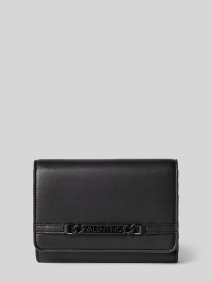 Produktfoto, Portemonnaie mit Label-Detail Modell 'EBE' von VALENTINO BAGS, schwarzes glattes Material, Hauptfach mit Druckknopfverschluss, diverse Einsteckfächer sowie Münzfach, klare rechteckige Form, dezente Prägung, schlichte Optik