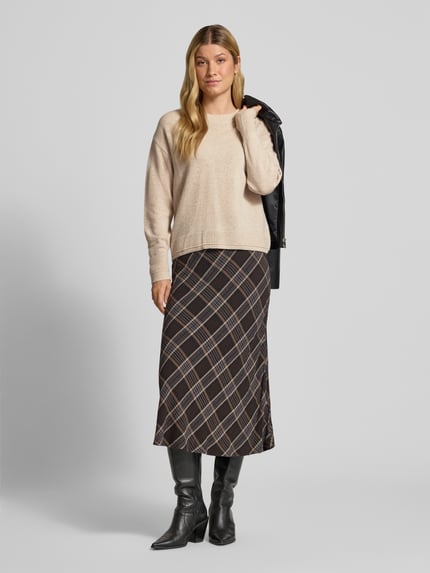 Modelka kobieca ma na sobie Strickpullover mit überschnittenen Schultern od Christian Berg Woman, jasny beż, dzianina, luźny fason, ściągacze, okrągły dekolt, długie rękawy, długość tyłu 60 cm, długość rękawa 58 cm, widok całej sylwetki z przodu.