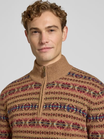 Männermodel trägt Regular Fit Pullover aus reiner Wolle von Polo Ralph Lauren in Beige mit buntem Muster, Nahaufnahme Oberkörper.