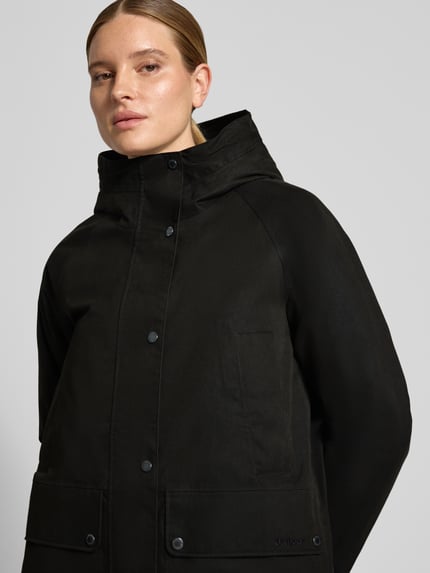 Kobieta nosi Regular Fit kurtka funkcyjna z mieszanki bawełny Regular Fit Funktionsjacke aus Baumwoll-Mix od Barbour, czarna, matowa faktura, Nahaufnahme górnej części ciała, kurtka damska Barbour.