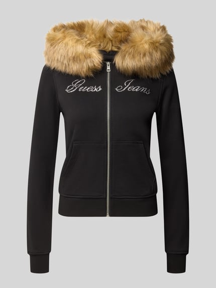 Produktfoto, Slim Fit Sweatjacke aus reiner Baumwolle mit Kunstfell von GUESS, Schwarz mit Kunstfellkragen, Känguru-Tasche, Strasssteine, Reißverschluss