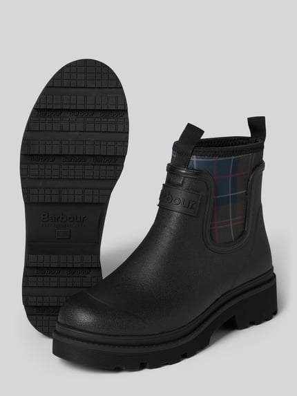 Productfoto, zwarte laars met label in reliëf Barbour, zijpaneel met geruit patroon, robuuste zool, Stiefel met Label-Prägung model 'Cynthia Chelsea Welly' van Barbour, Dames Boots