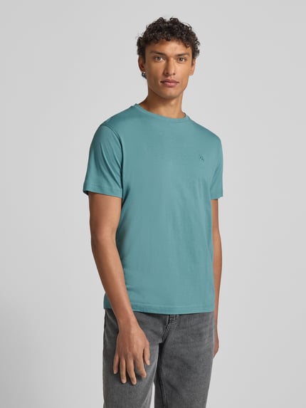 Männermodel draagt T-shirt met Labelstitching van Lerros, puur katoen, regular fit, ronde hals, ruglengte maat M 69 cm, Ganzkörperansicht van voren.