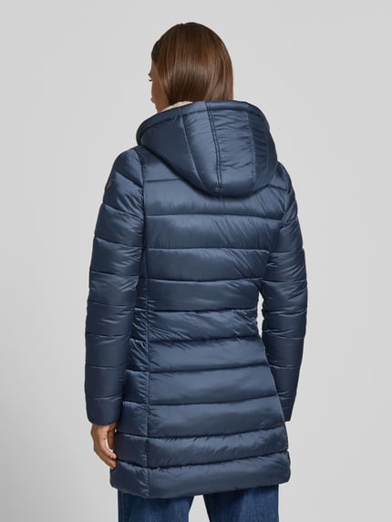 Frauenmodel trägt Steppmantel mit abnehmbarer Kapuze Modell 'CLELIA' von Save The Duck in Dunkelblau mit Stehkragen, Rückenansicht. Gerader Schnitt, Zweiwege-Reißverschluss, Label-Patch, seitliche Reißverschlusstaschen, leichte Steppstruktur, glatte Oberfläche. Rückenlänge 82 cm, Schulterbreite 39 cm, Brustweite 42 cm, Ärmellänge 65 cm.
