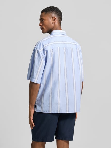 Männermodel trägt Regular Fit Freizeithemd aus reiner Baumwolle von Strellson, gestreift, Kentkragen, Kurzarm, Ganzkörperansicht Rückansicht.