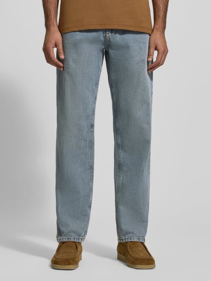 Männermodel trägt Jeans im Used-Look Modell 'Ryder' von Les Deux, Reine Baumwolle, Slim-Fit, mit Eingrifftaschen, Ganzkörperansicht von vorne.