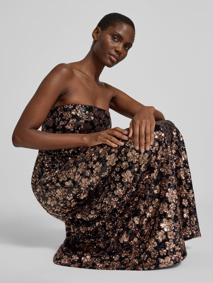 Frauenmodel trägt Abendkleid mit Allover-Pailletten Modell 'MSEBAFFO' von MAX MARA STUDIO in glänzender Satin-Optik mit floralem Muster, Maxi-Länge, hochgeschlossen, ohne Ärmel, detailreiche Struktur, Nahaufnahme Oberkörper.