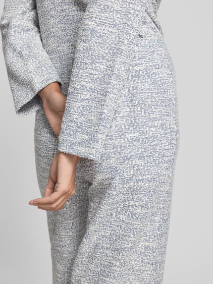 Frauenmodel trägt Hose in Bouclé-Optik mit elastischem Bund von Christian Berg Woman aus Baumwoll-Mix, Wide-Fit, meliertes Hellblau, Detailaufnahme.
