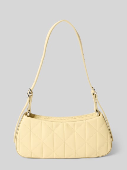 Produktfoto, Shoulder Bag mit Logo-Detail Modell 'Quilted' van CK Calvin Klein in lichtgeel met quilt-look, ritssluiting, verstelbare draagband, hoofvak, breedte 27 cm, lengte 13 cm, diepte 4 cm, bandlengte 57 cm.