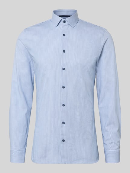 Männermodel trägt Super Slim Fit Business-Hemd mit Kentkragen von OLYMP No. Six aus Baumwoll-Mix mit Stretch-Anteil, Ganzkörperansicht von vorne.
