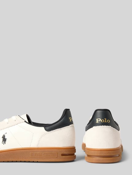 Produktfoto, Sneakersy z naturalnej skóry z wyhaftowanym logo, zaokrąglony czubek, wiązanie, gumowa podeszwa, model 'BEDFORD' od Polo Ralph Lauren, wysokość obcasa 3 cm, wysokość cholewki 8 cm, szerokość cholewki 7 cm, białe, beżowe i czarne akcenty
