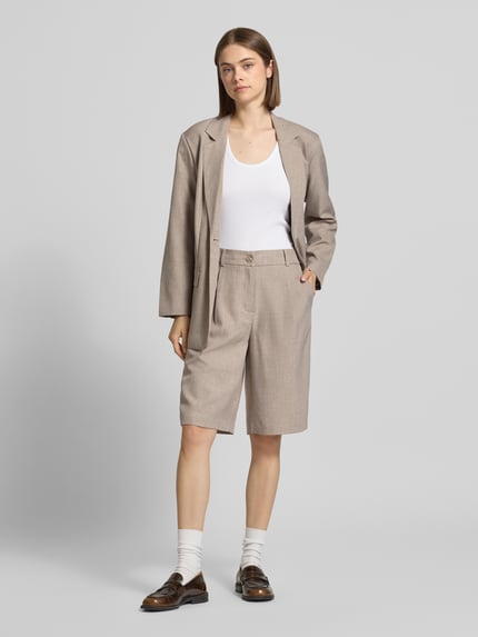 Vrouwenmodel draagt Regular Fit Bermudas met bandplooi model 'LINDA' van Only in een mêlee look met steekzakken, webware, longline lengte, knoop- en ritssluiting, riemlussen, ganzekörpervooraanzicht.