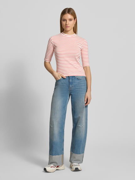 Vrouwenmodel draagt T-shirt met 3/4-mouw van Lanius in rood-witte strepen, puur katoen, slim fit, ronde hals, ruglengte maat 36: 53 cm, volledige lichaamsaanzicht voorkant.