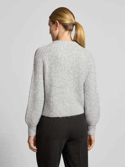 Frauenmodel trägt Regular Fit Cardigan in Strick-Optik, graue Farbe, feine Textur, von Christian Berg Woman Selection, Ganzkörperansicht Rückansicht.