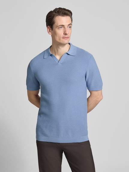Mannenmodel draagt gebreid shirt met polokraag en V-hals van Christian Berg Men, puur katoen, regular fit, blauwe tinten, Ganzkörperansicht von vorne.