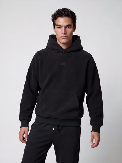 Männermodel trägt Regular Fit Sweatshirt mit Teddyfleece-Kapuze von BOSS Green, jednokolorowy, krój regular fit, polar baranek, detal z logo, kieszeń kangurka, kaptur, prążkowana dzianina, Ganzkörperansicht von vorne.