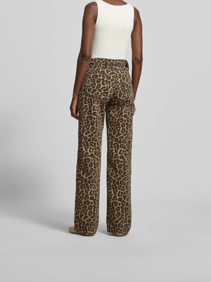 Frauenmodel trägt Relaxed Fit Jeans aus reiner Baumwolle von Anine Bing mit Leopardenmuster und 5-Pocket-Design, Ganzkörperansicht Rückansicht.