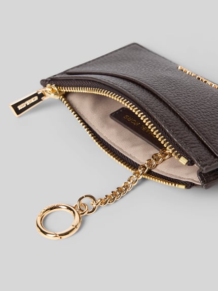 Produktfoto, Kartenetui aus echtem Leder von MICHAEL Michael Kors in Dunkelbraun mit Strukturmuster, Reißverschluss, goldfarbenen Details, Kartenfächern