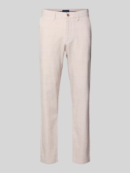 Produktfoto, Hose aus Baumwoll-Leinen-Mix mit Glencheck-Muster von Christian Berg Men in Beige mit feinem Karo, strukturierte Oberfläche, Regular Fit, sichtbare Gesäßtaschen, präsentiert auf hellem Hintergrund.