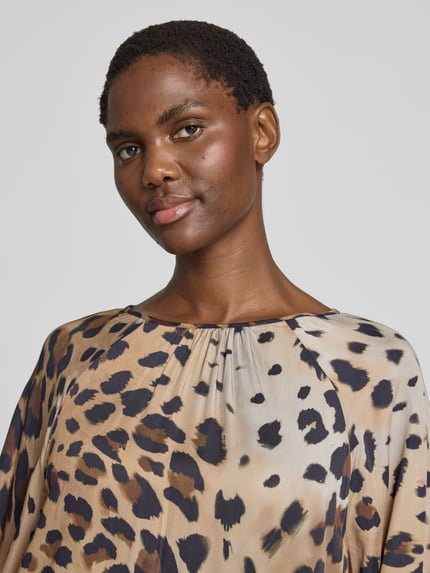 Frauenmodel trägt Relaxed Fit Bluse aus reiner Viskose von Smith and Soul mit Allover-Animal-Print, U-Boot-Ausschnitt, Nahaufnahme Oberkörper.