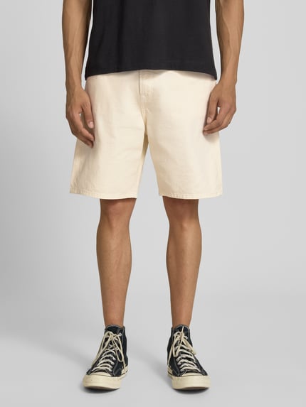 Männermodel trägt Bermudas im 5-Pocket-Design Modell 'TONY ORIGINAL' von Jack & Jones aus reiner Baumwolle, Straight Fit, Ganzkörperansicht von vorne.
