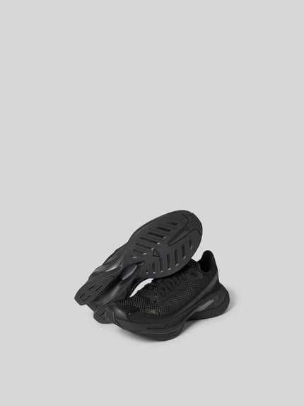 Produktfoto, Sneaker mit Schnürverschluss von MM6 Maison Margiela, czarny kolor, zaokrąglony kształt, label-print, teksturowana podeszwa