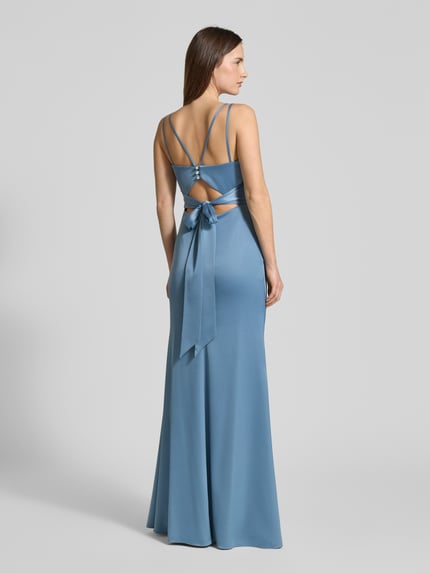 Vrouwenmodel draagt Regular Fit Abendkleid mit Zierschleife van Luxuar in satijn met strik, plooien, spaghettibandjes, split, sierstenen, cut-out, getailleerde pasvorm, blauw, volledige lichaamsweergave achteraan.