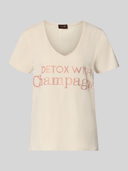 Produktfoto, Loose Fit T-Shirt mit V-Ausschnitt von miss goodlife aus cremefarbenem Baumwoll-Elasthan-Mix, Statement-Print auf der Vorderseite