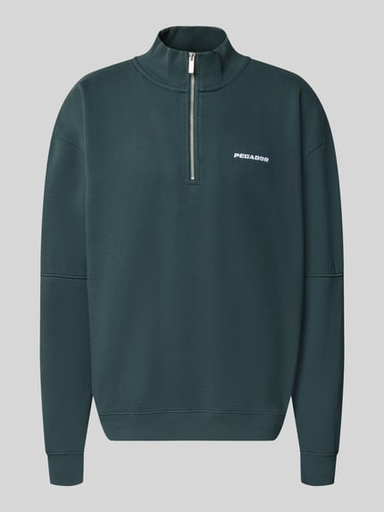 Produktfoto, Relaxed Fit Sweatshirt aus Baumwoll-Mix von PEGADOR in Dunkelgrün mit Troyer-Kragen, Logo-Stickerei und Ziernähten, gerippte Abschlüsse, überschnittene Schultern, Langarm, Vorderansicht