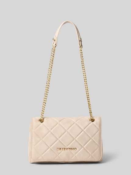 Produktfoto, cremefarbene Umhängetasche mit Label-Detail von Valentino Bags, gesteppte Oberfläche, goldene Kette, neutraler Hintergrund