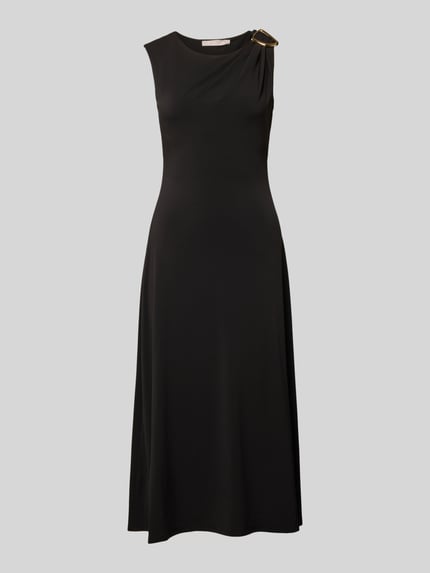 Productfoto, Midikleid met schouder-applicatie van Christian Berg Woman Selection, zwarte elastische materiaalmix, getailleerde pasvorm, ronde hals, plooien, ruglengte maat 36: 118 cm, borstwijdte maat 36: 34 cm.