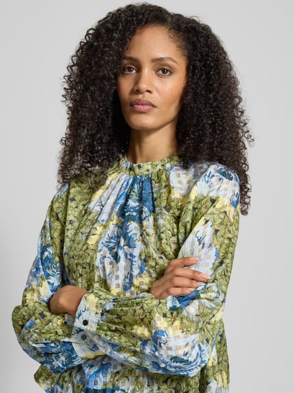 Vrouwenmodel draagt Regular Fit Blouse met zijdemix van Rich & Royal, opstaande kraag, plooilook, bloemen all-over print, Nahaufnahme Oberkörper.
