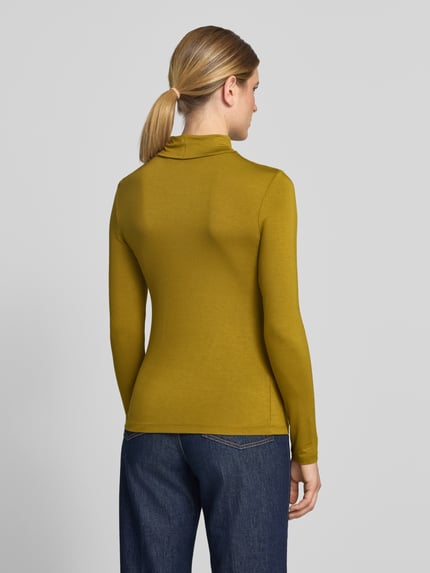Vrouwenmodel draagt shirt met lange mouwen met col van Christian Berg Woman in okergeel, recht model, Viscosemix, ruglengte maat S 60 cm, geheellichaamsaanzicht rugaanzicht.