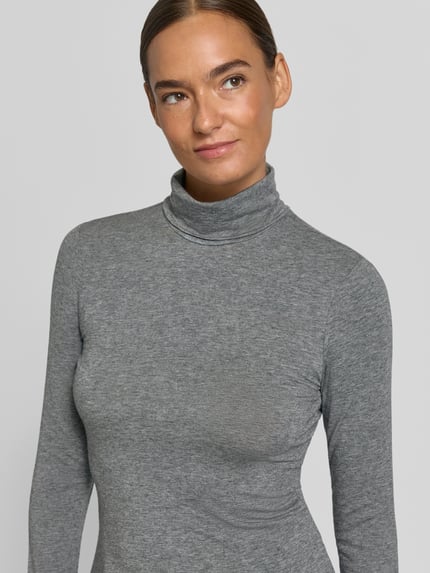 Vrouwenmodel draagt Slim Fit Langarmshirt aus Lyocell-Mix van Jake*s Casual in effen grijs met gladde structuur, halve lichaamsopname van voren.