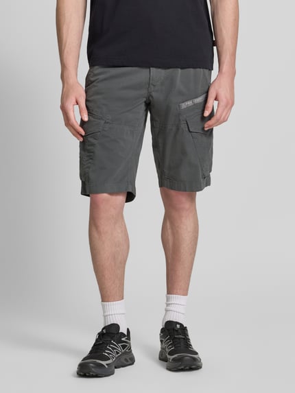 Männermodel trägt Tapered Fit Cargo Bermudas mit Pattentaschen Modell 'Nordrop' von PME Legend aus Baumwoll-Mix mit Stretch-Anteil, Ganzkörperansicht von vorne.
