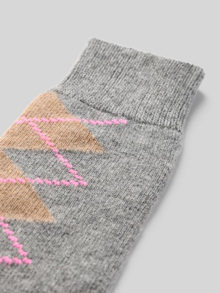 Produktfoto, Socken mit Kaschmir-Anteil im Karo-Design von UNIO HAMBURG, bawełniana mieszanka z dodatkiem kaszmiru, ściągacz prążkowany, wzór w kratę, odcienie szarości, beżu i różu, wyrazista tekstura dzianiny