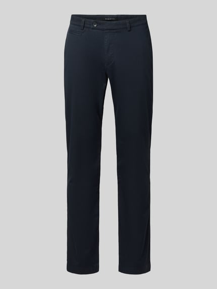 Produktfoto, Fein strukturierte Chino mit Gesäßtaschen von bugatti, bawełna ze stretchem, krój regular fit, kieszenie boczne i tylne, szerokość w rozmiarze 32/32: 40 cm, długość nogawki wewnętrznej: 82 cm, kolor ciemnogranatowy