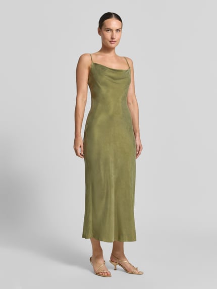 Frauenmodel trägt Midikleid aus Lyocell-Mix mit Viskose-Anteil Modell 'Lina' von GUESS, Allover-Paisley-Print, Slim Fit, olivegrün, Ganzkörperansicht von vorne.