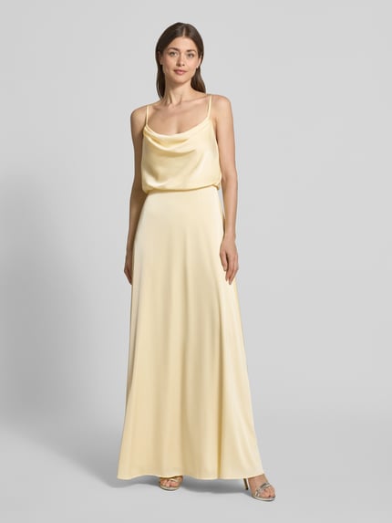 Frauenmodel trägt Abendkleid aus Satin mit Spaghettiträgern von Hey Kyla, hellgelb, tailliert, glatte Oberfläche, Ganzkörperansicht von vorne.