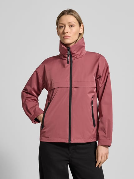 Vrouwenmodel draagt Jacke mit Stehkragen van khujo in regular fit, opstaande kraag, ritssluiting, ritszakken, mauwlang, ruglengte 60 cm, schouderbreedte 51 cm, borstwijdte 50 cm, mouwlengte 54 cm, Ganzkörperaanzicht van voren.