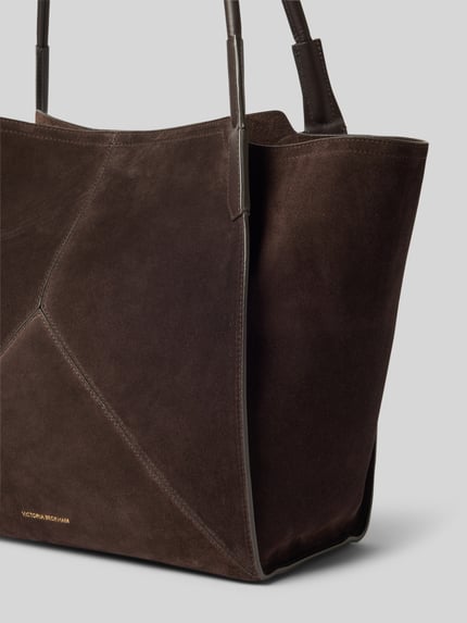 Produktfoto, Shopper aus echtem Leder von Victoria Beckham, dunkelbraune natürliche skóra, markantes detal z logo, przegródka wewnętrzna, główna przegroda z zapięciem na magnes, smukłe paski na ramię, szerokość w rozmiarze 1: 51 cm, długość w rozmiarze 1: 31 cm, głębokość w rozmiarze 1: 18 cm