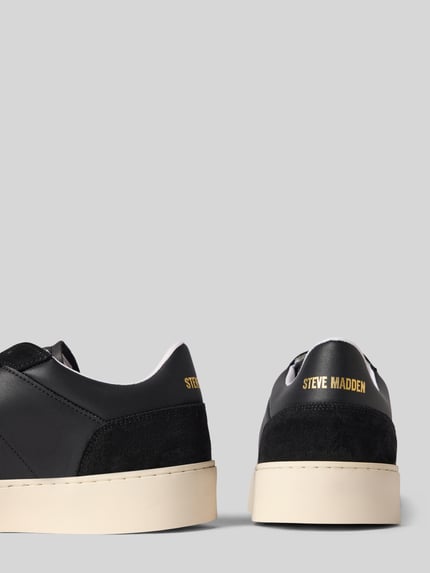 Produktfoto, Sneaker aus Leder mit Label-Detail Modell 'Lyonell' von Steve Madden, schwarze Farbe, abgerundete Spitze, beige Sohle, Detailansicht, Herren Sneaker, echtes Leder, Schnürung, Label-Schriftzug auf der Ferse, Kontext zu Größe 44: 4 cm Absatzhöhe, 8 cm Schafthöhe, 6 cm Schaftweite.