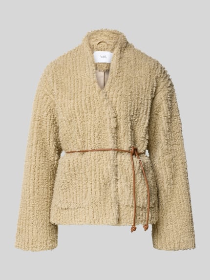 Produktfoto, Jacke mit Bindegürtel Modell 'KIRA' von YAS aus beigem Teddyfell, Relaxed-Fit, texturierte Oberfläche, Bindegürtel, Rückenlänge bei Größe 36: 64 cm, Schulterbreite 42 cm, Brustweite 58 cm, Ärmellänge 68 cm