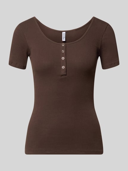 Produktfoto, braunes Slim Fit T-Shirt aus Baumwoll-Mix Modell 'KITTE' von Pieces, Damen T-Shirt, gerippte Struktur, kurze Ärmel, neutrale Kulisse
